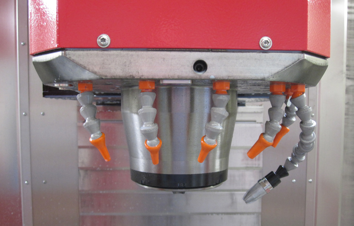 Optimierte Spanabfuhr mit Druckluft-Blasdüsen in Bearbeitungszentren